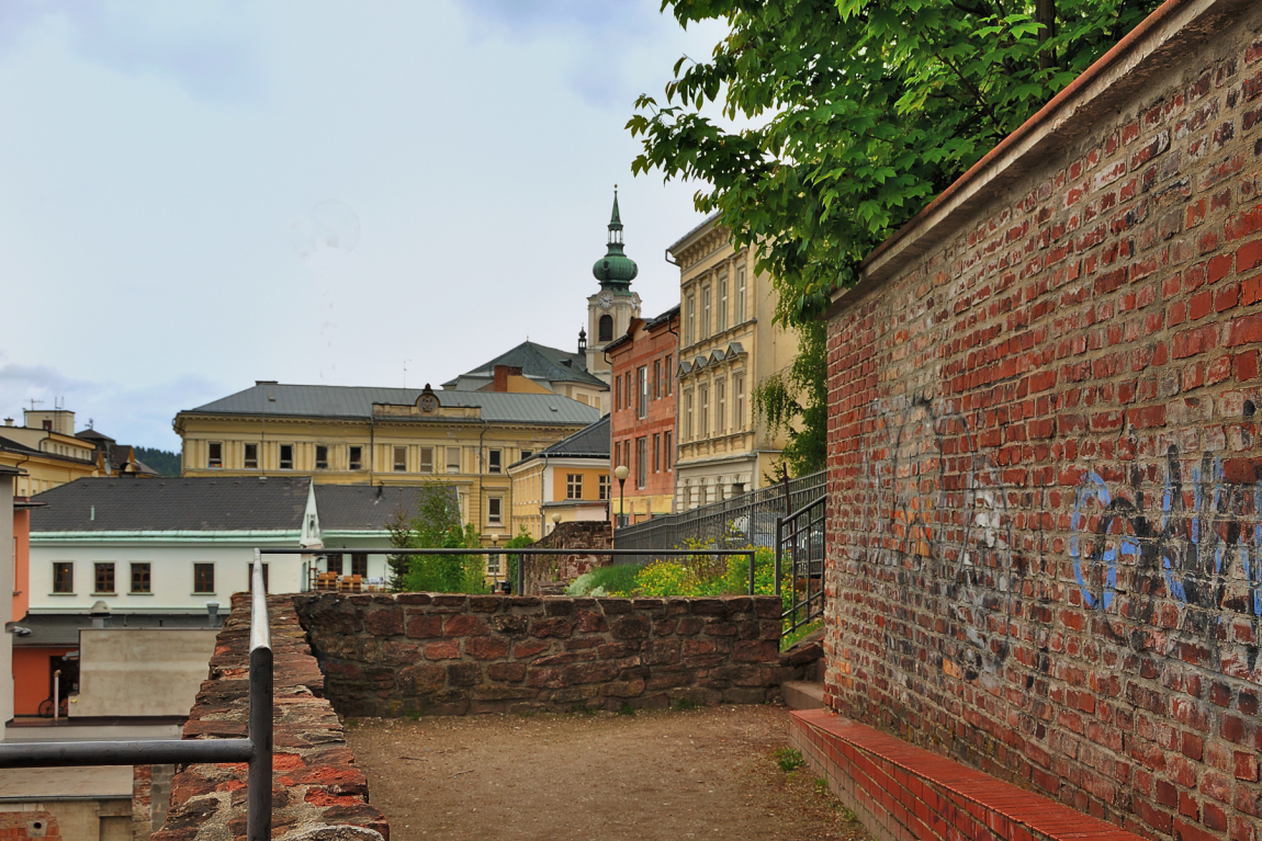 Pohled na město od cihlové zdi